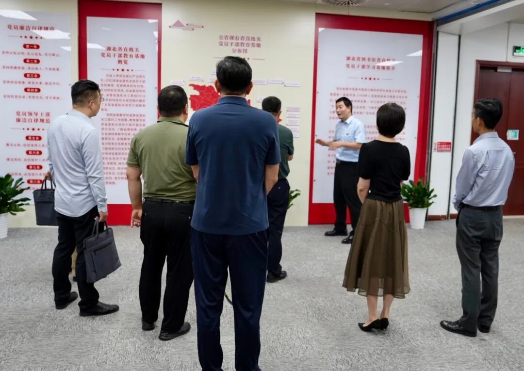 参观廉政文化图书馆.jpg